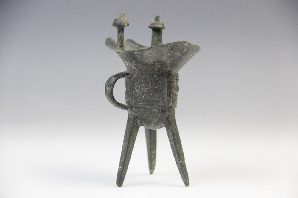 A Chinese bronze tripod censer of small proportions, early 19th century, 11cm high, with a Chinese - Bild 5 aus 5