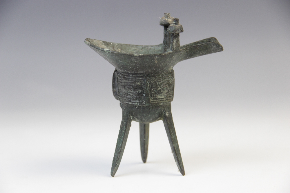 A Chinese bronze tripod censer of small proportions, early 19th century, 11cm high, with a Chinese - Bild 3 aus 5
