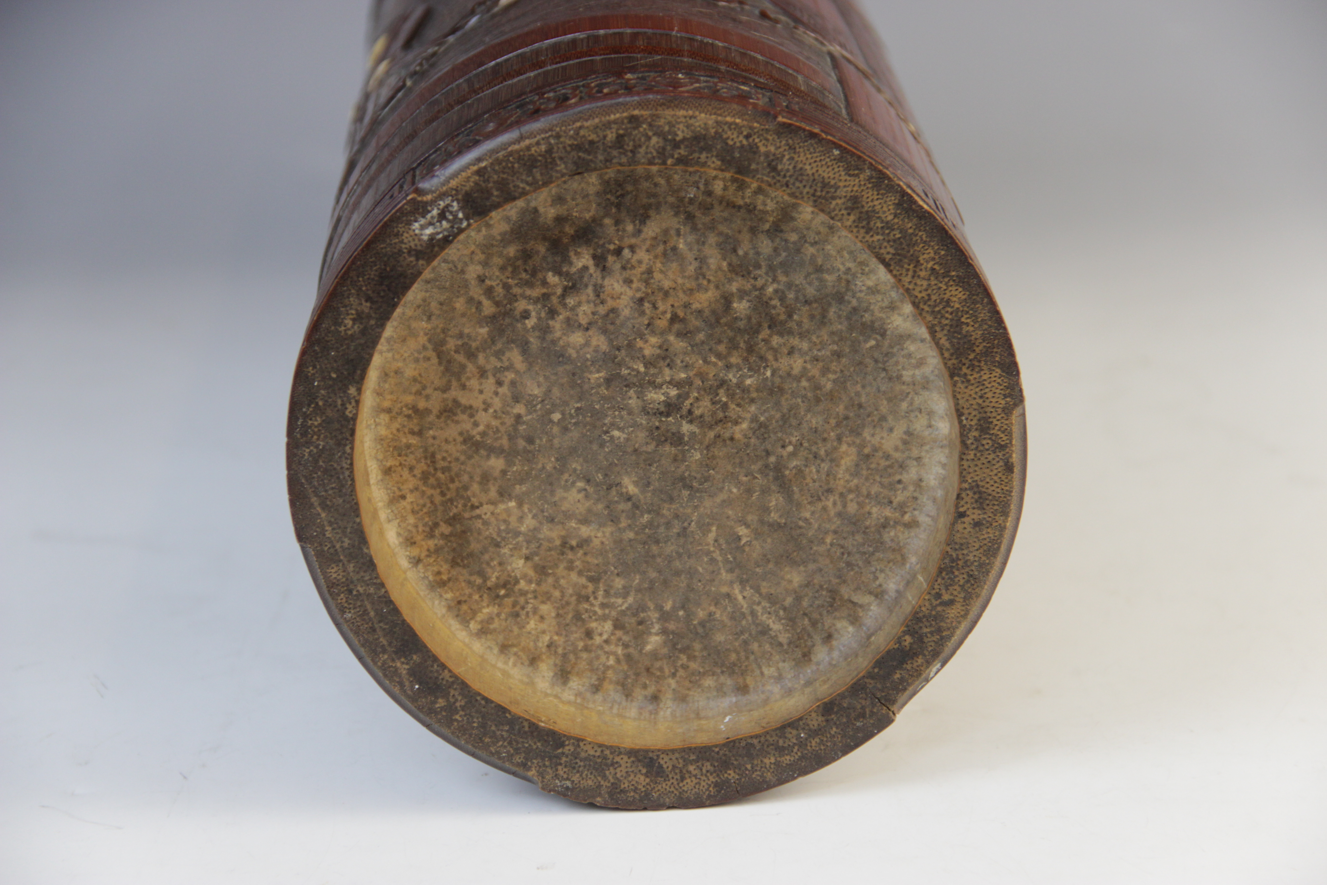 A large Chinese bamboo brush pot (bitong), 19th century, of cylindrical form and extensively - Bild 6 aus 7