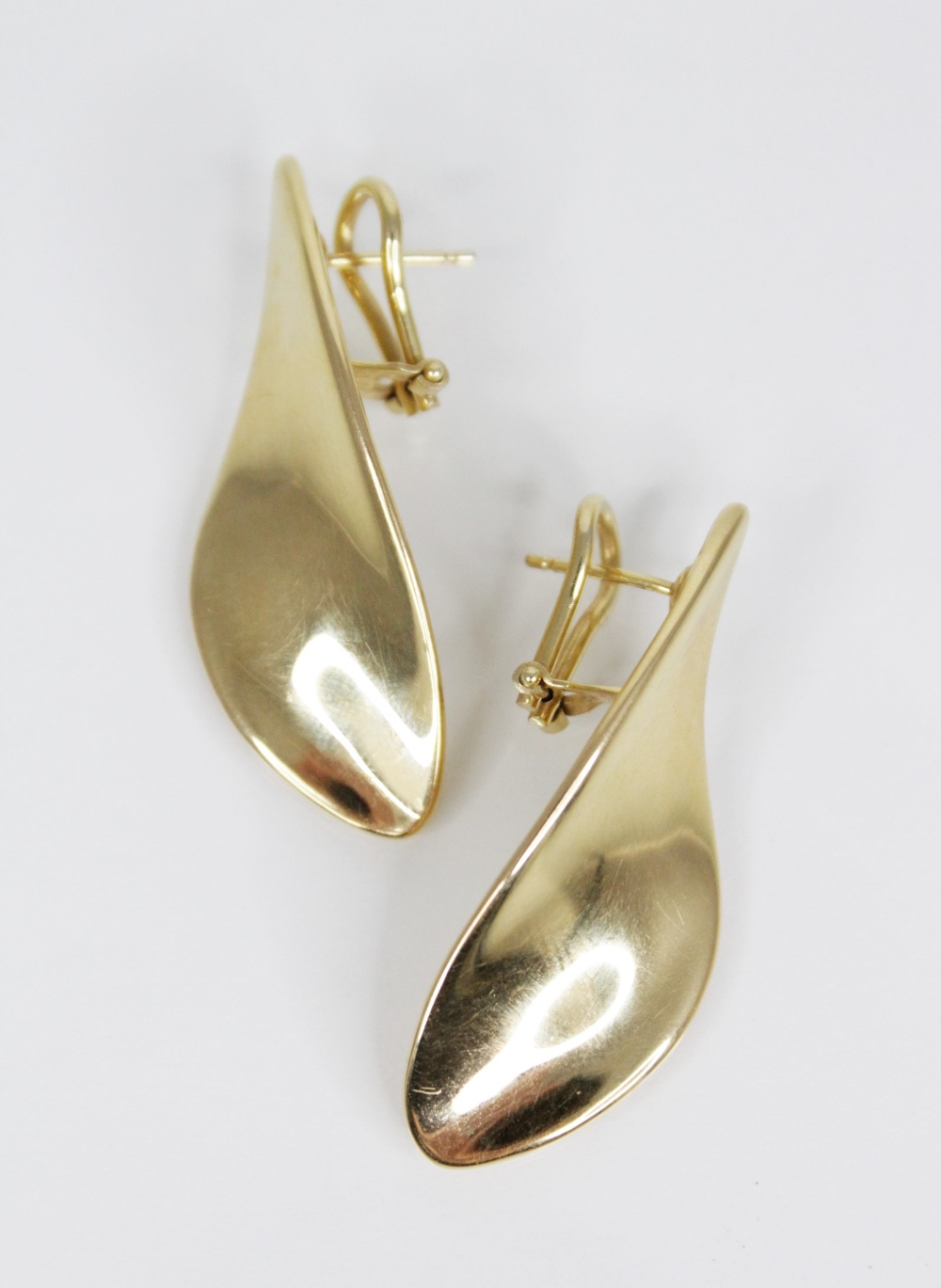 A pair of 18ct yellow gold abstract design earrings, each of plain polished twist form with post and - Image 3 of 3
