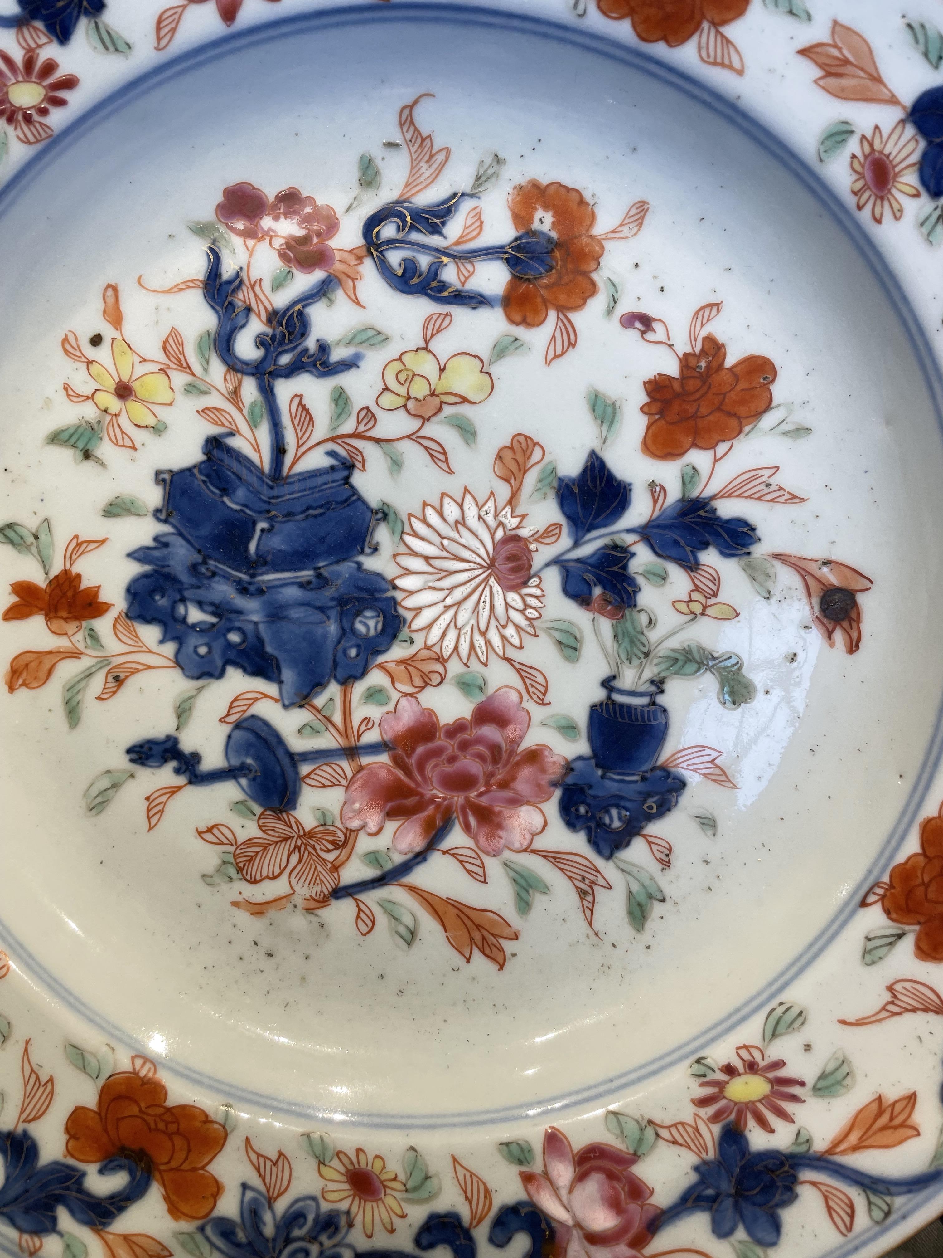 An 18th century Chinese Imari plate, the circular plate decorated with a central depiction of floral - Image 4 of 6