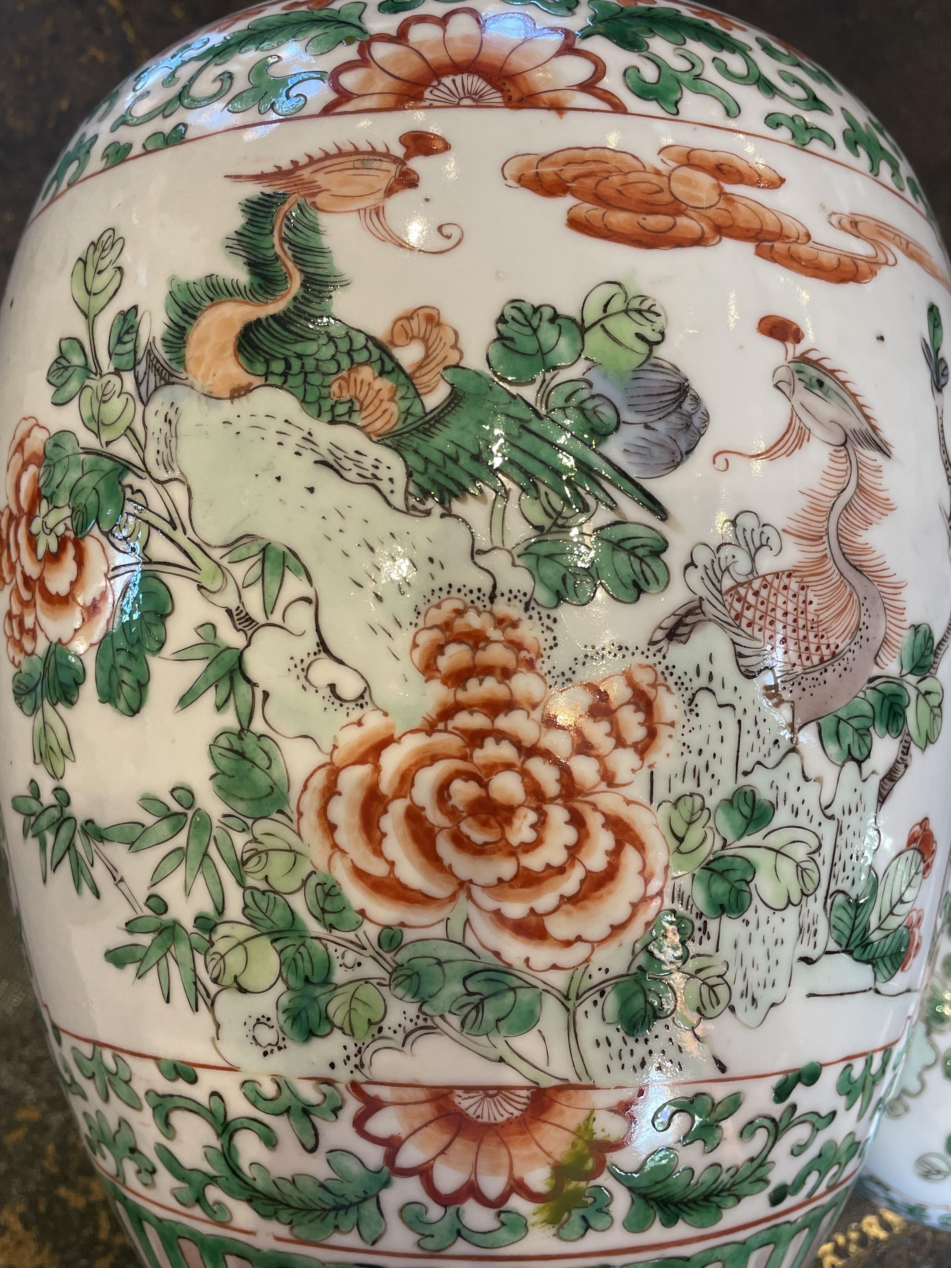 A pair of Chinese famille verte ginger jars and covers, 20th century, each with a panel depicting - Bild 21 aus 31