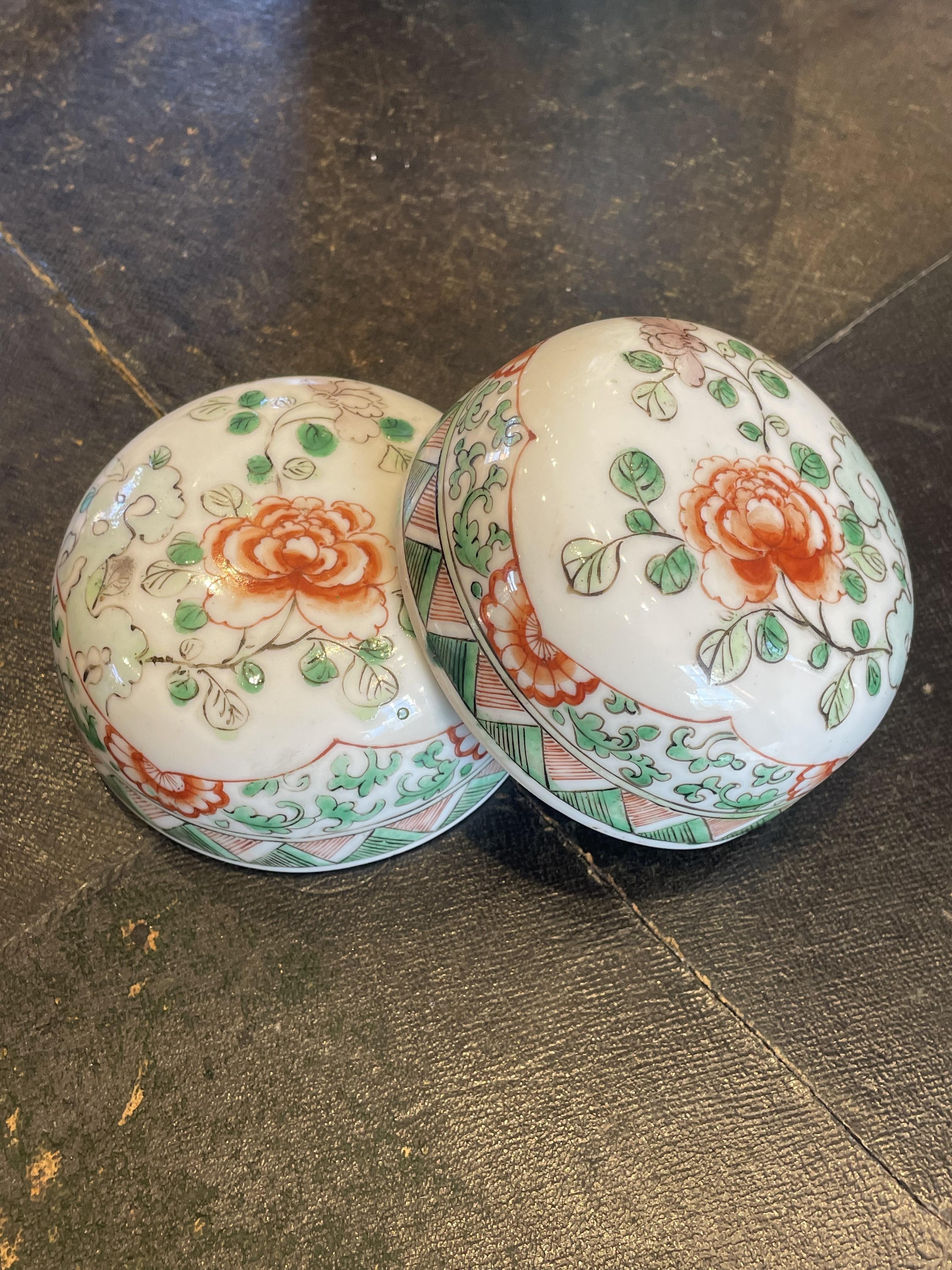 A pair of Chinese famille verte ginger jars and covers, 20th century, each with a panel depicting - Bild 5 aus 31