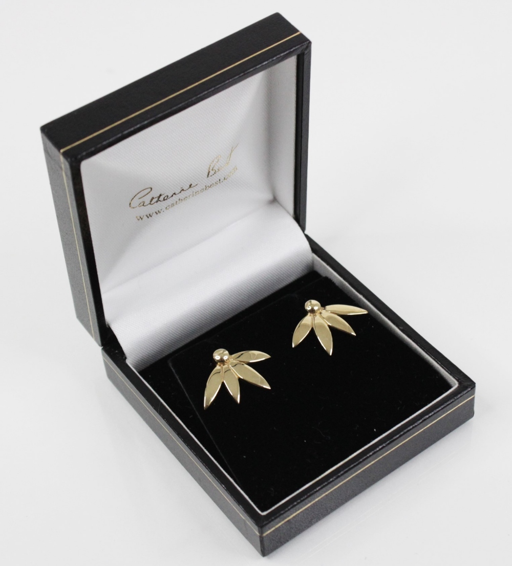 A suite of 9ct gold jewellery by Catherine Best, comprising a 9ct gold floral design pendant, 54mm - Image 2 of 5