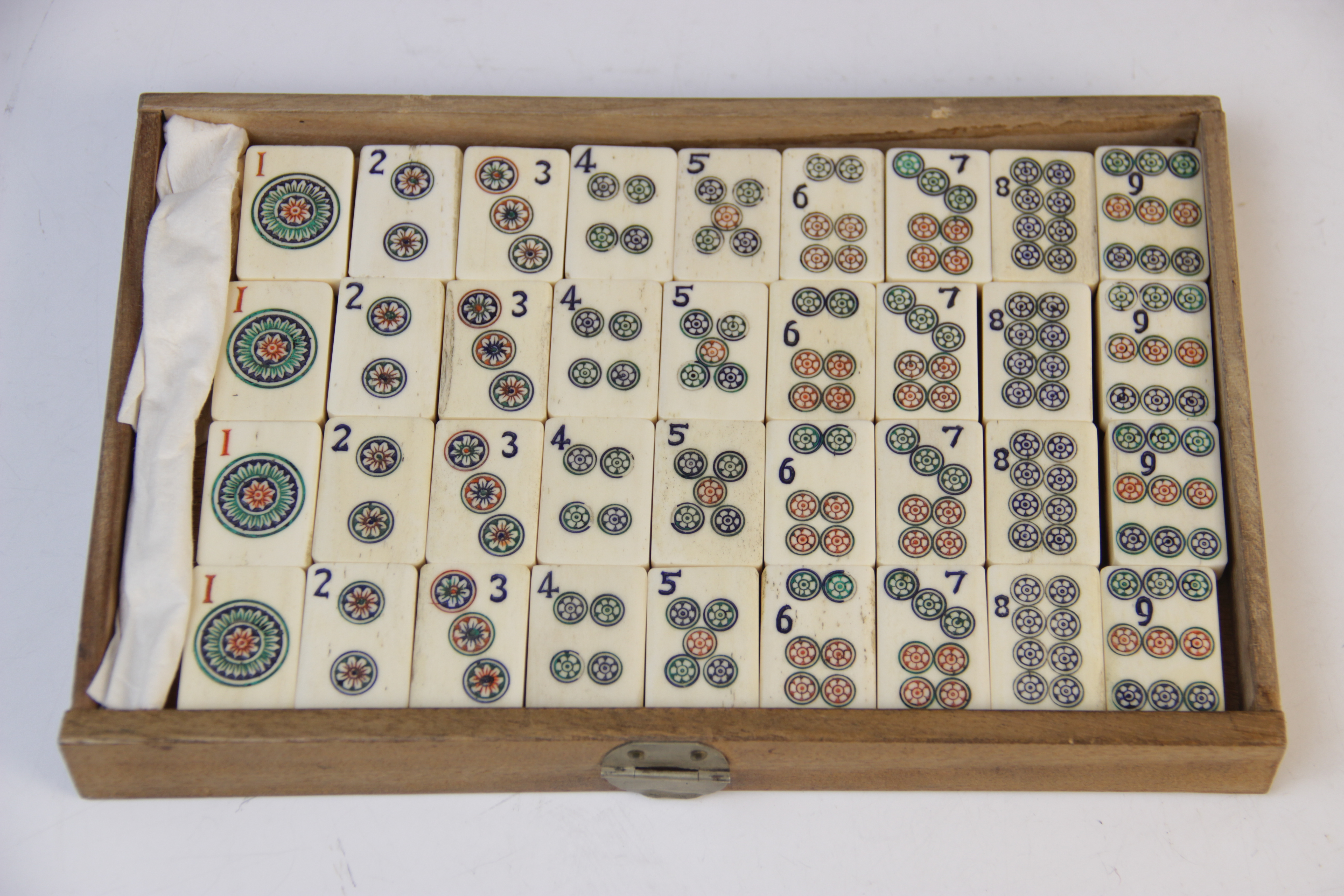 A Chinese Mahjong gaming compendium, enclosing five separate drawers each containing bone gaming - Bild 7 aus 9