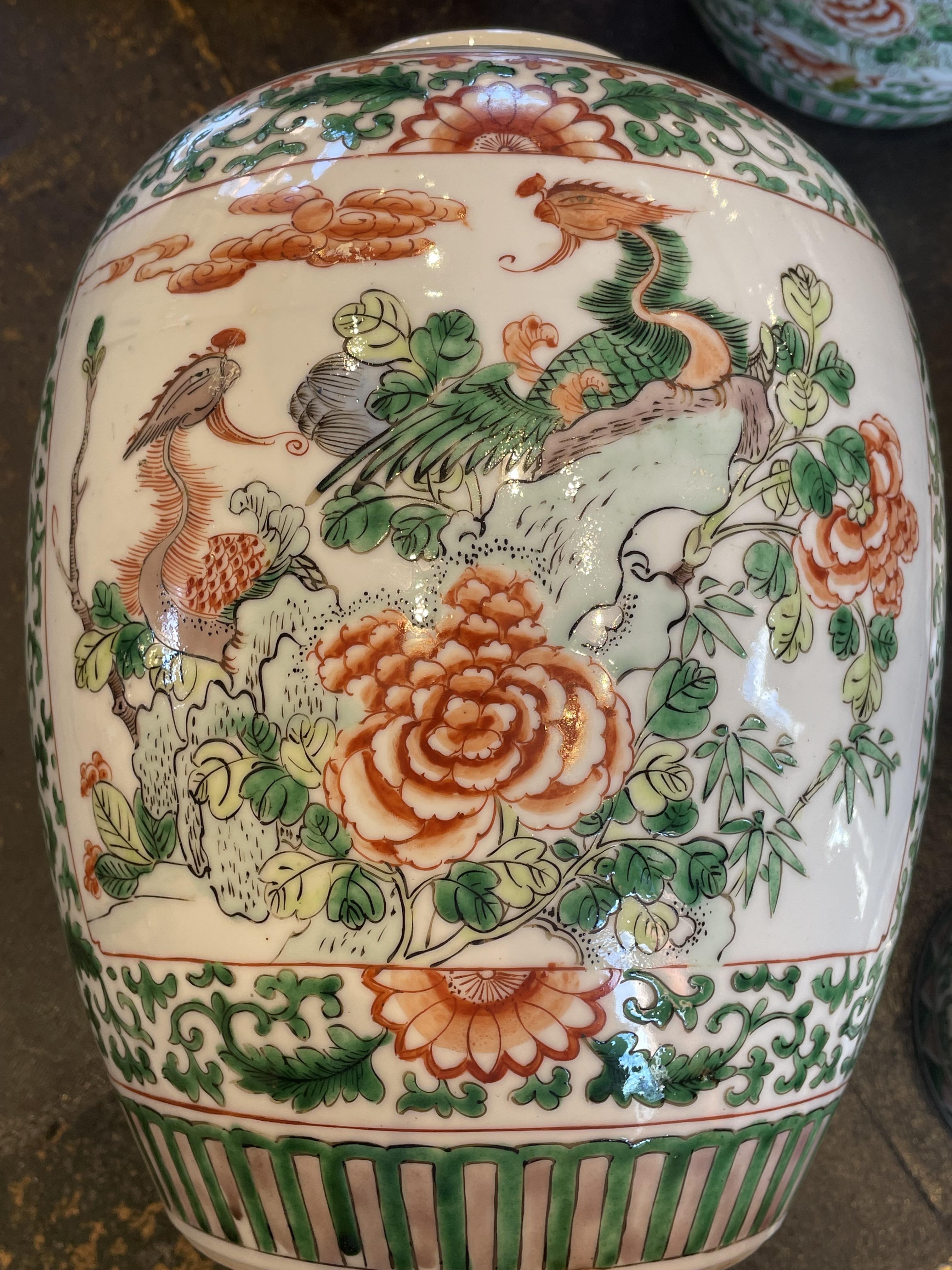 A pair of Chinese famille verte ginger jars and covers, 20th century, each with a panel depicting - Bild 16 aus 31