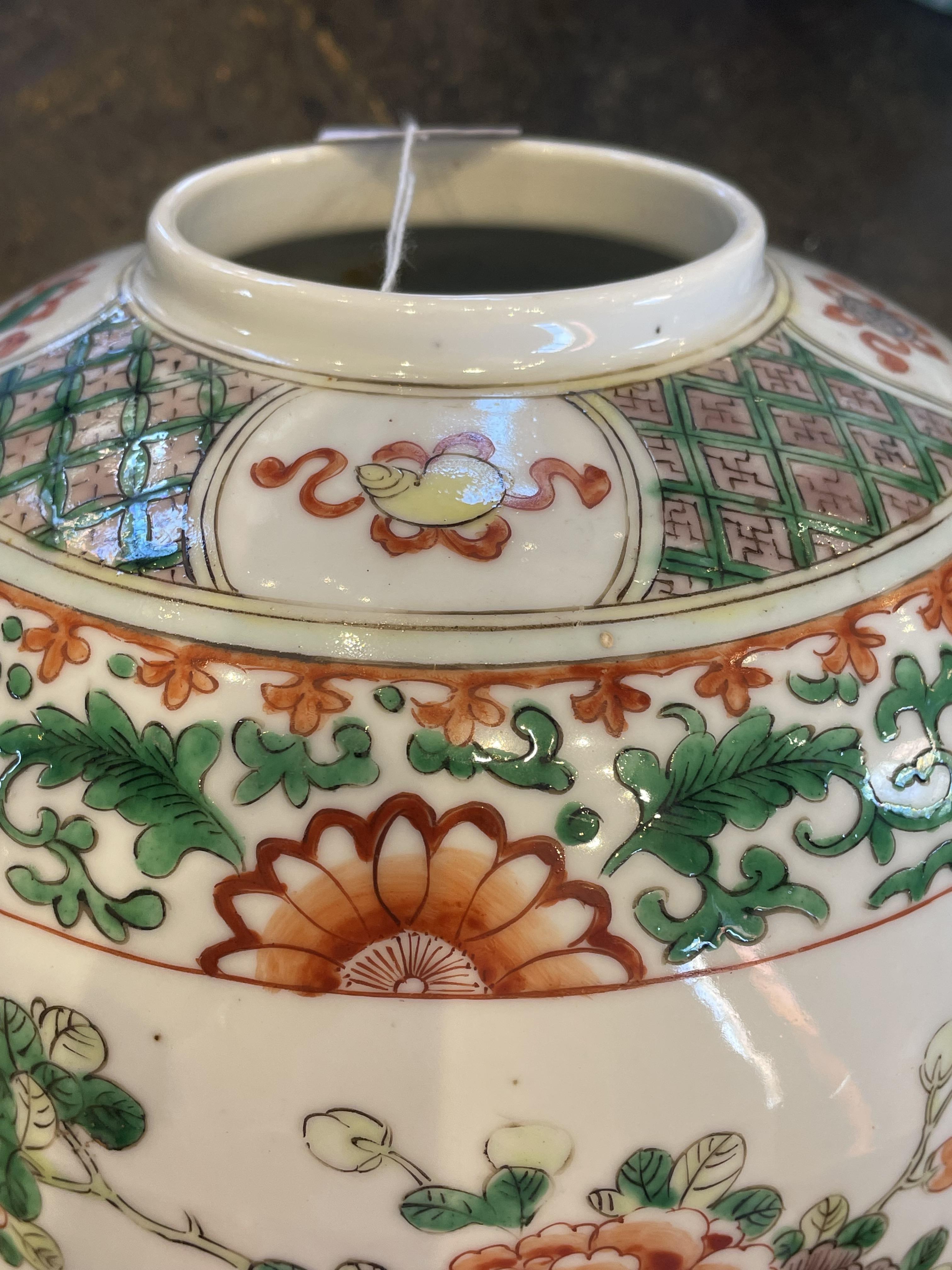 A pair of Chinese famille verte ginger jars and covers, 20th century, each with a panel depicting - Bild 14 aus 31