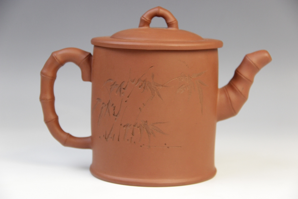 A Chinese Yixing terracotta teapot and cover, of cylinder form with stylised bamboo handle, spout - Bild 5 aus 19
