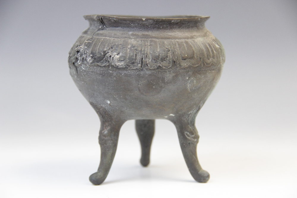 A Chinese bronze tripod censer of small proportions, early 19th century, 11cm high, with a Chinese - Bild 2 aus 5