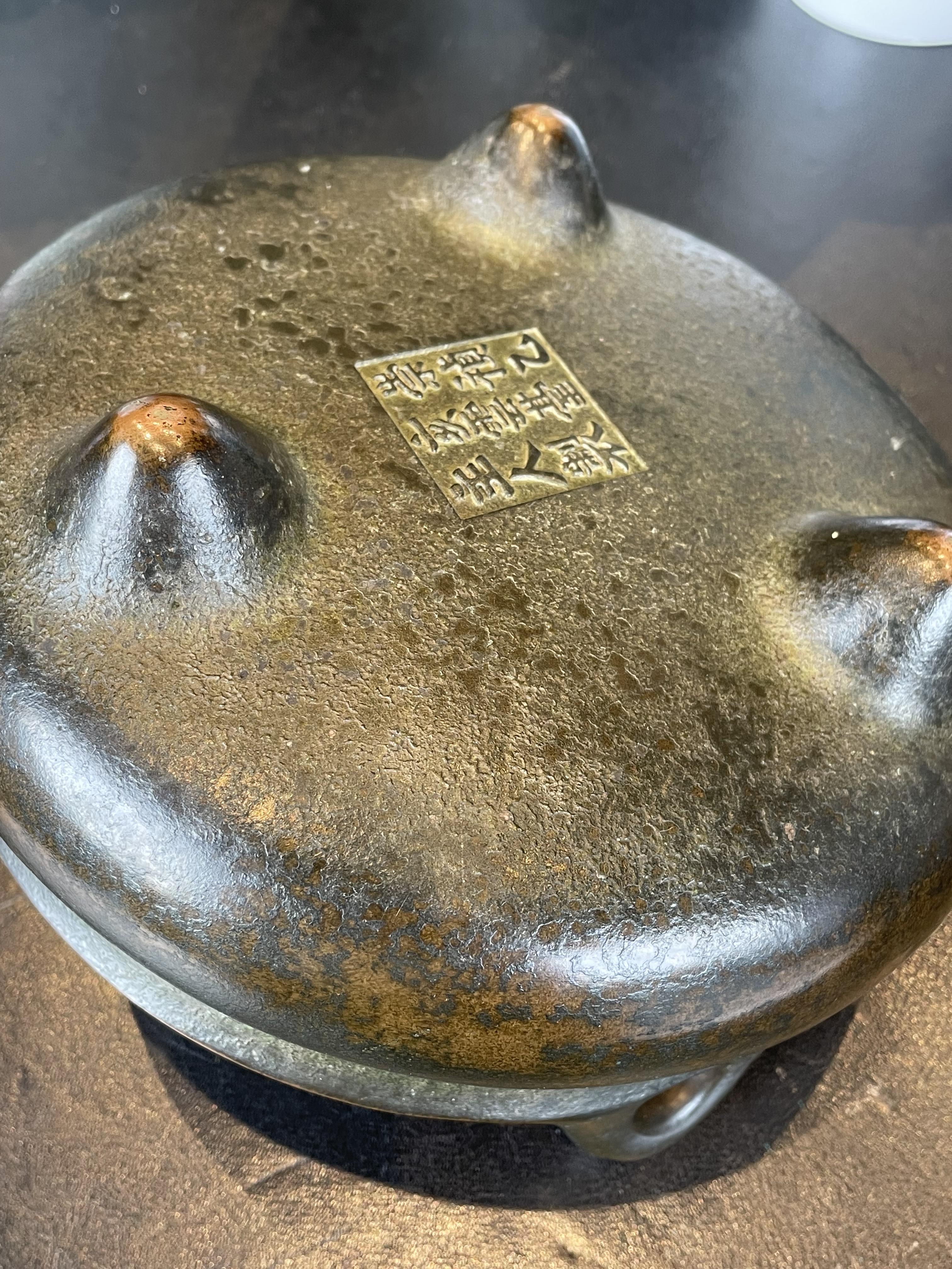 A Chinese bronze censer, of squat bulbous form with loop handles raised on three tapered feet, - Bild 11 aus 12