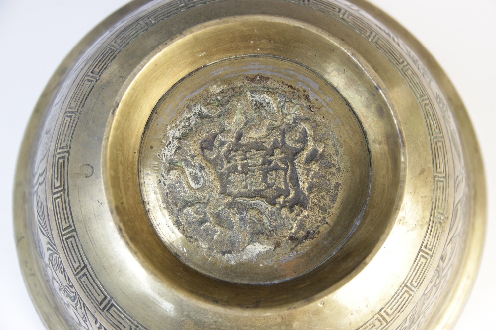 A Chinese bronze bowl, early 20th century, externally decorated with a dragon and phoenix, of - Bild 3 aus 3