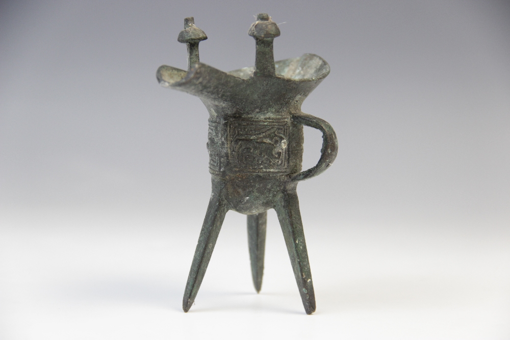 A Chinese bronze tripod censer of small proportions, early 19th century, 11cm high, with a Chinese - Bild 4 aus 5