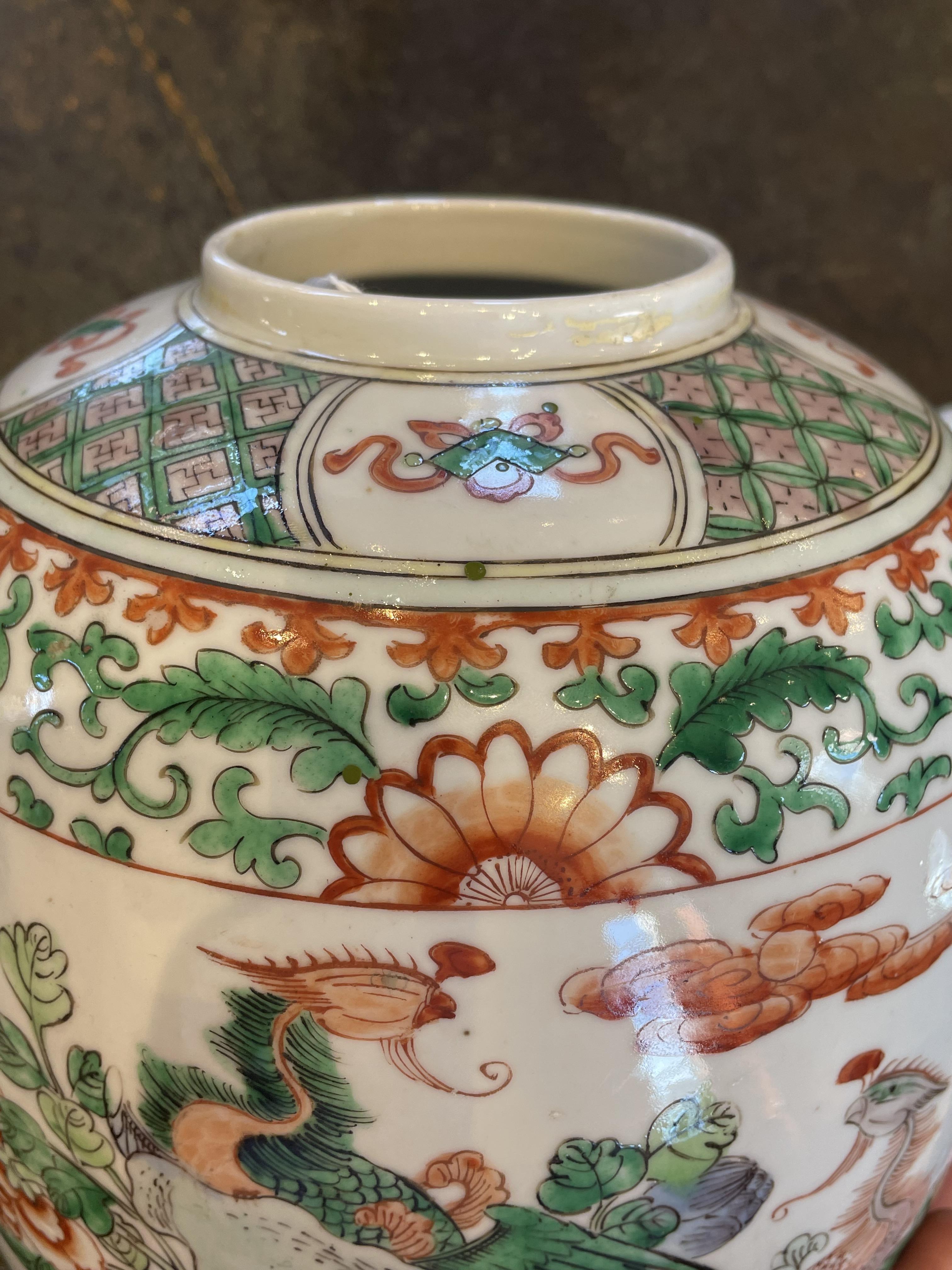 A pair of Chinese famille verte ginger jars and covers, 20th century, each with a panel depicting - Bild 22 aus 31