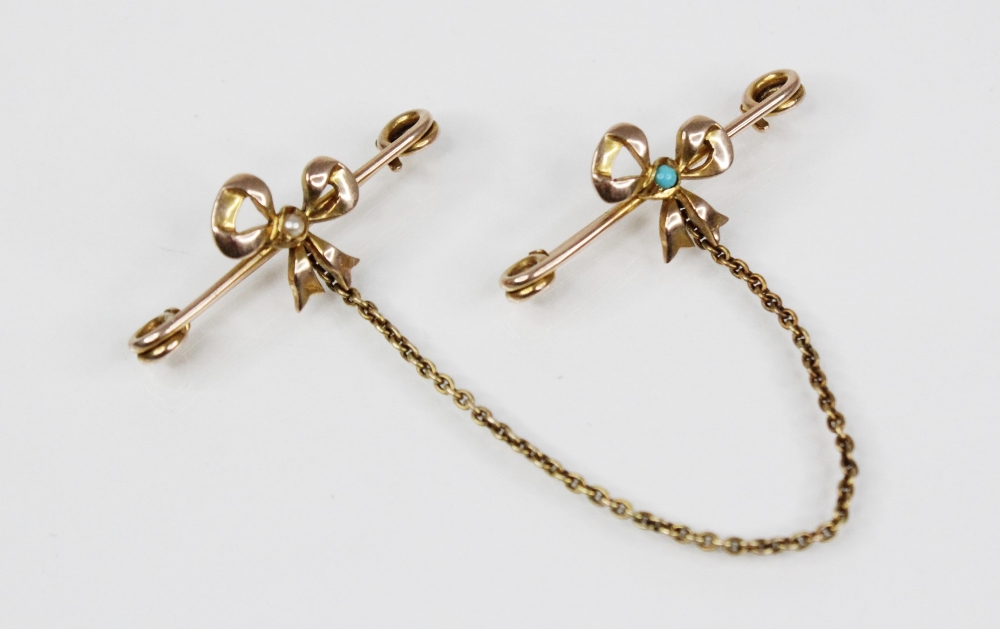 An Edwardian turquoise and pearl set collar pin brooch, in the form of two bows, one set with a half - Image 2 of 4