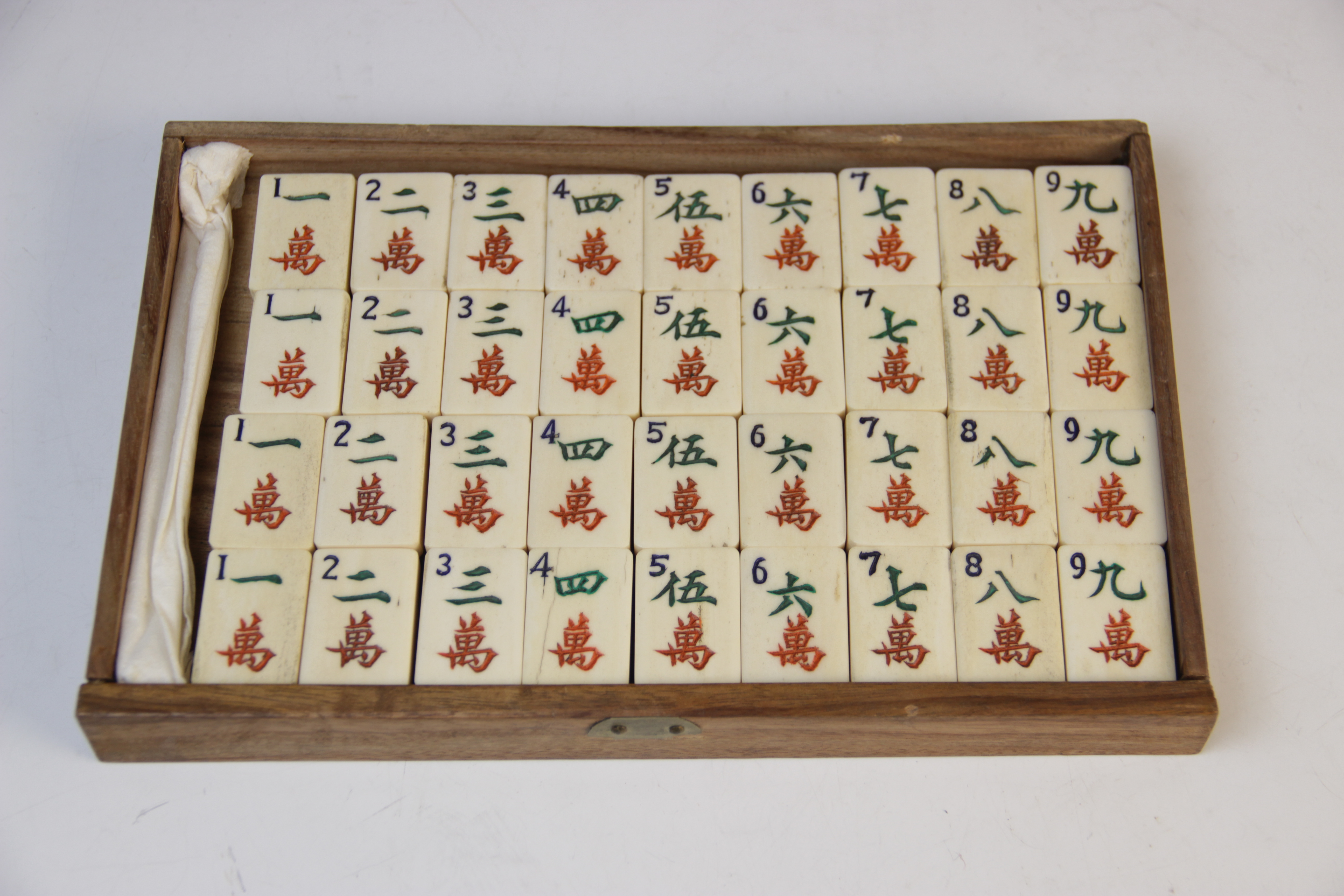 A Chinese Mahjong gaming compendium, enclosing five separate drawers each containing bone gaming - Bild 6 aus 9