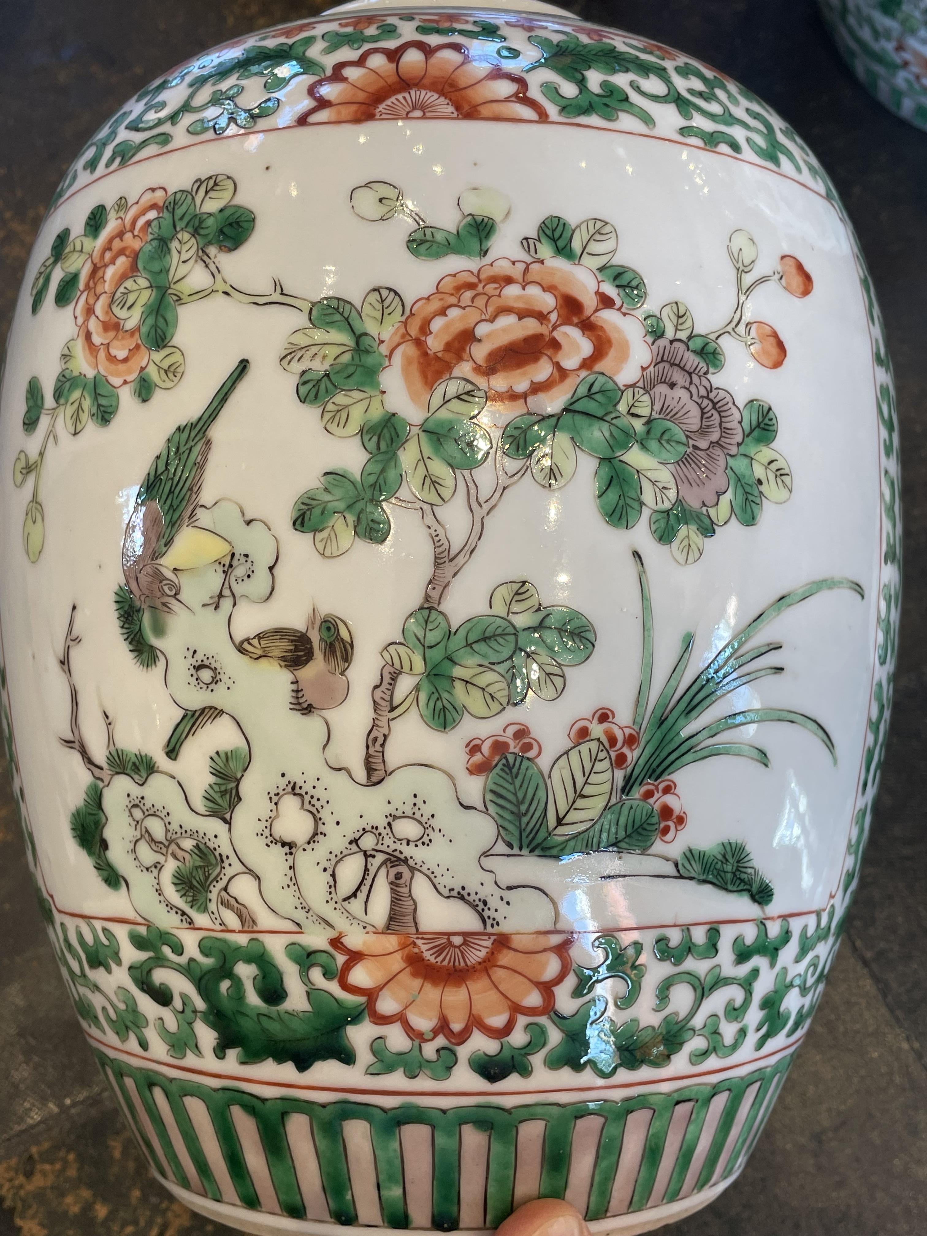 A pair of Chinese famille verte ginger jars and covers, 20th century, each with a panel depicting - Bild 13 aus 31