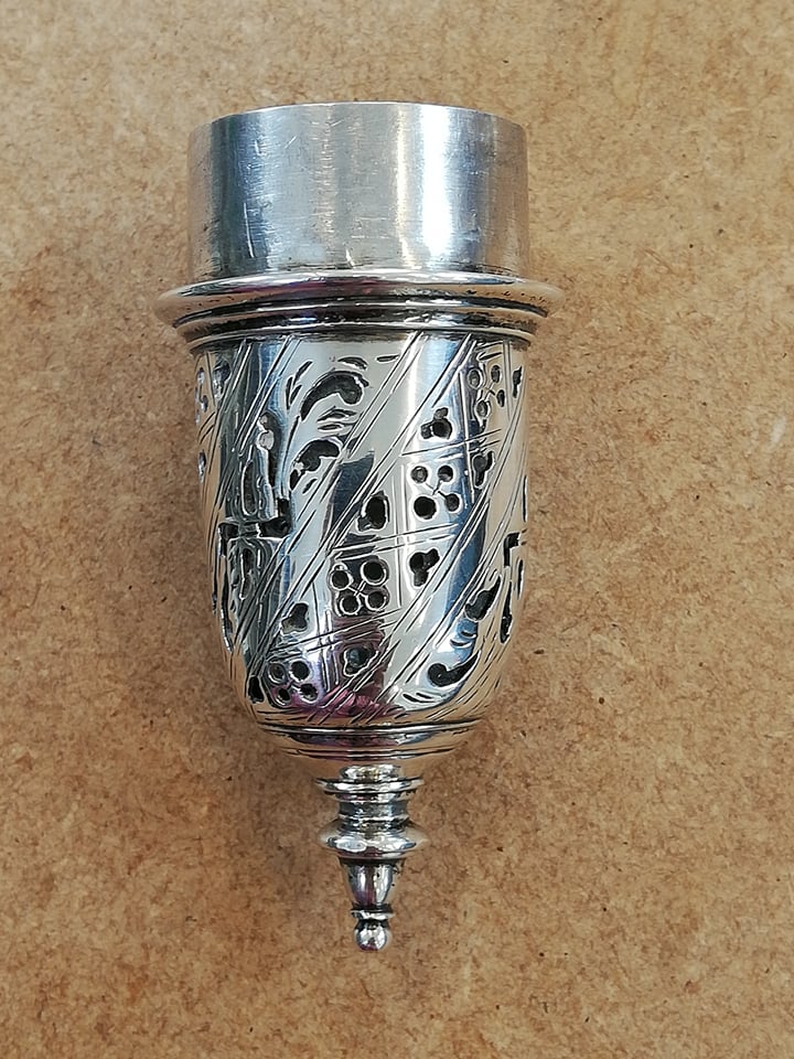 A George III silver cruet stand by Thomas & Jabez Daniell, London 1772, cinquefoil form with central - Image 14 of 14