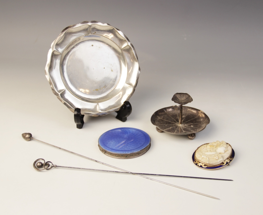 A selection of silver dressing tableware and accessories, to include; a silver jewellery dish in the - Image 2 of 2