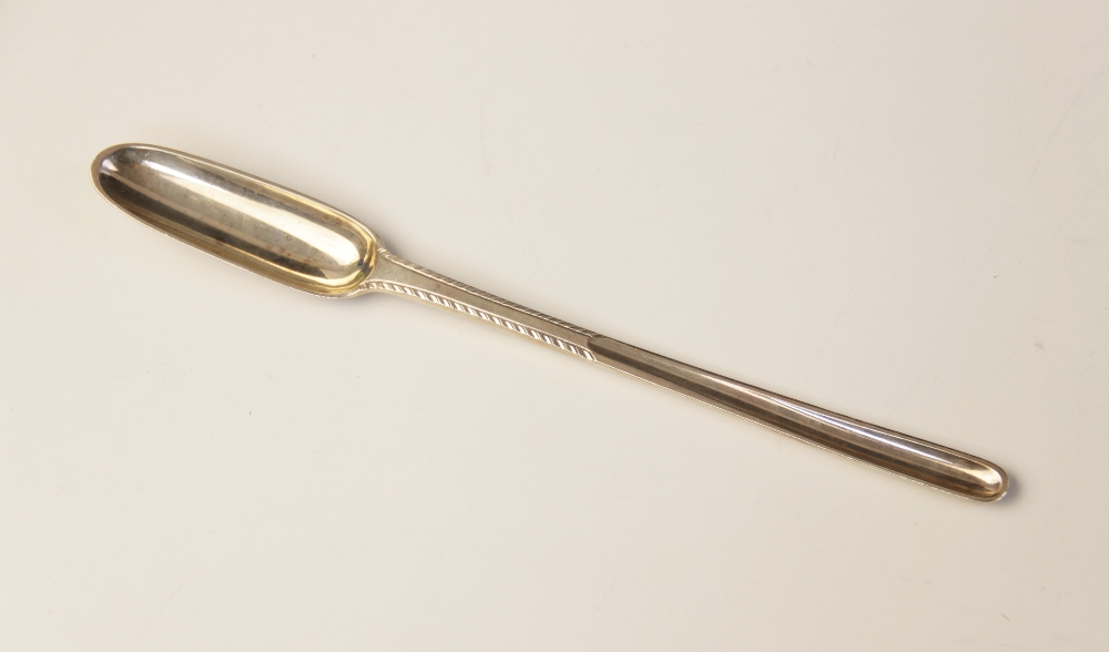 A George III silver marrow scoop by John Lambe, London 1778, the handle with gadroon border, - Bild 2 aus 2