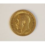 A George V gold sovereign, dated 1915, weight 8.0gms