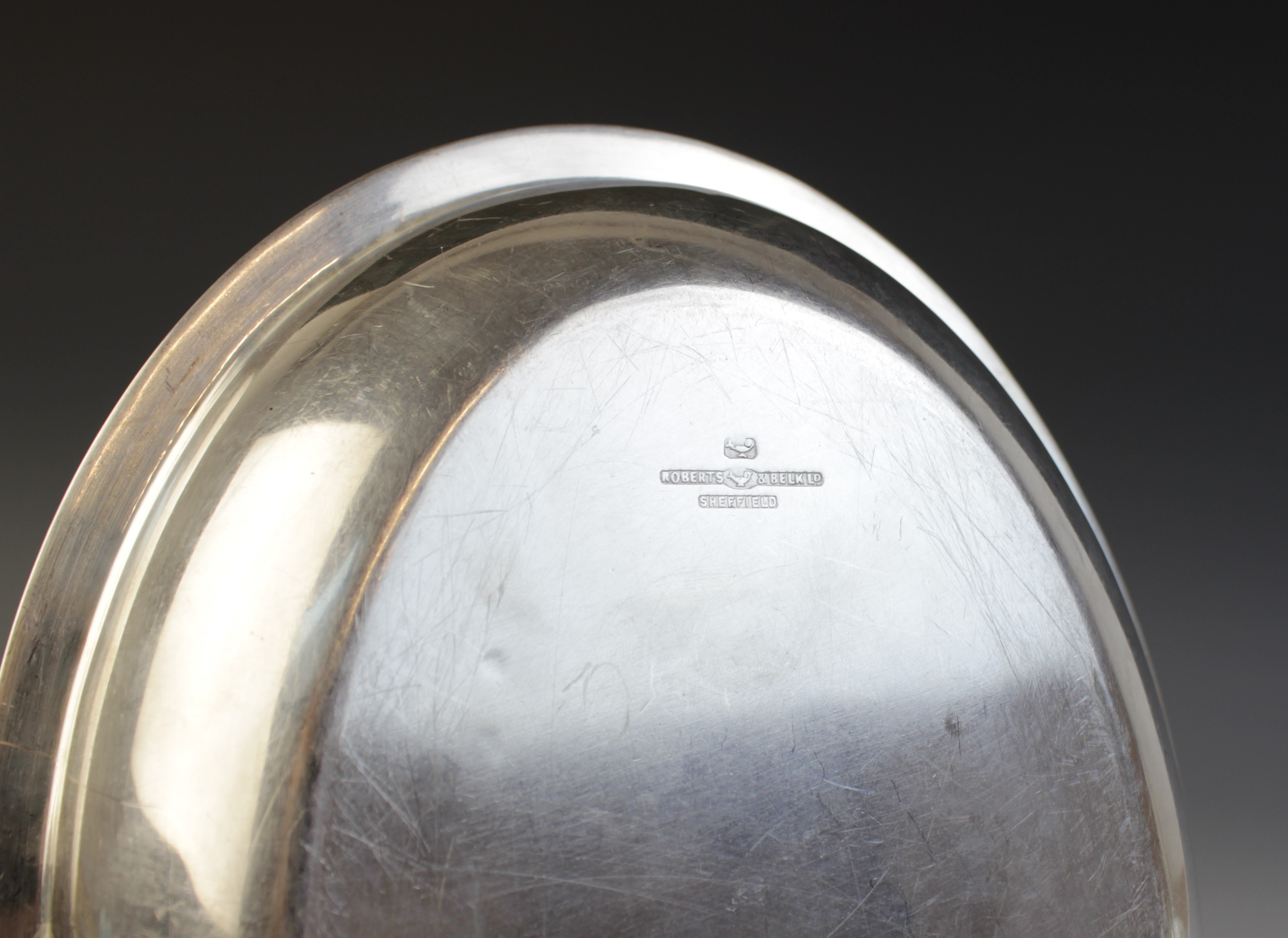 A selection of silver plated and EPNS tabeware, to include: a pair of faceted sauce boats with - Image 7 of 8