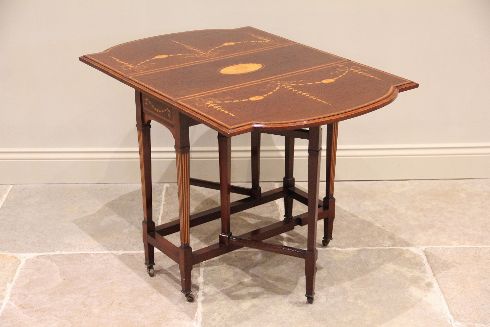 An Edwardian mahogany Sheraton revival Sutherland table, the rectangular table top centred with an - Bild 2 aus 2