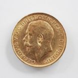A George V gold sovereign, dated 1913, gross weight approx. 8gms