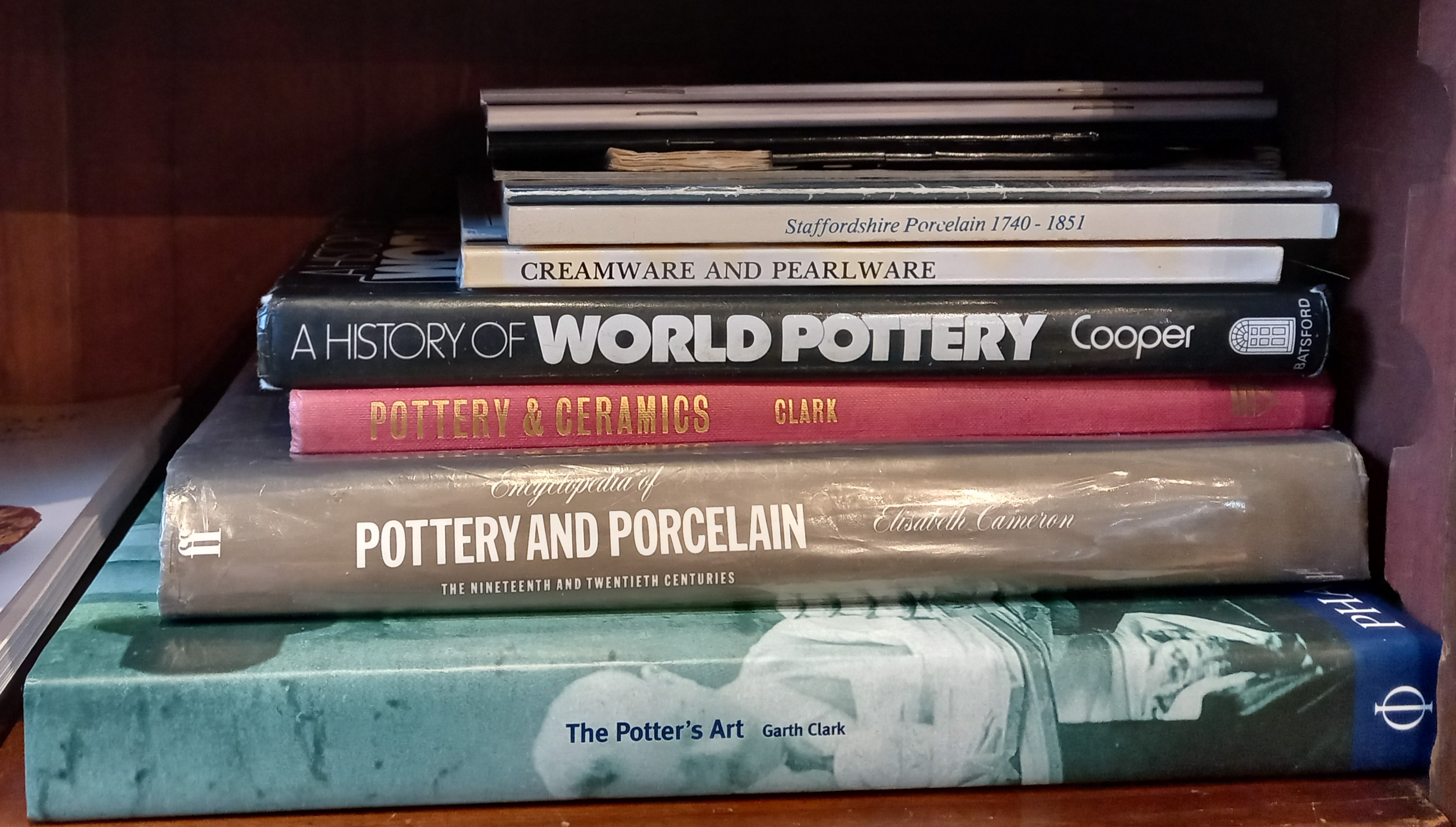 A collection of books about ceramics around the world, to include CERAMICS IN AMERICA (3 vols), A - Image 3 of 4