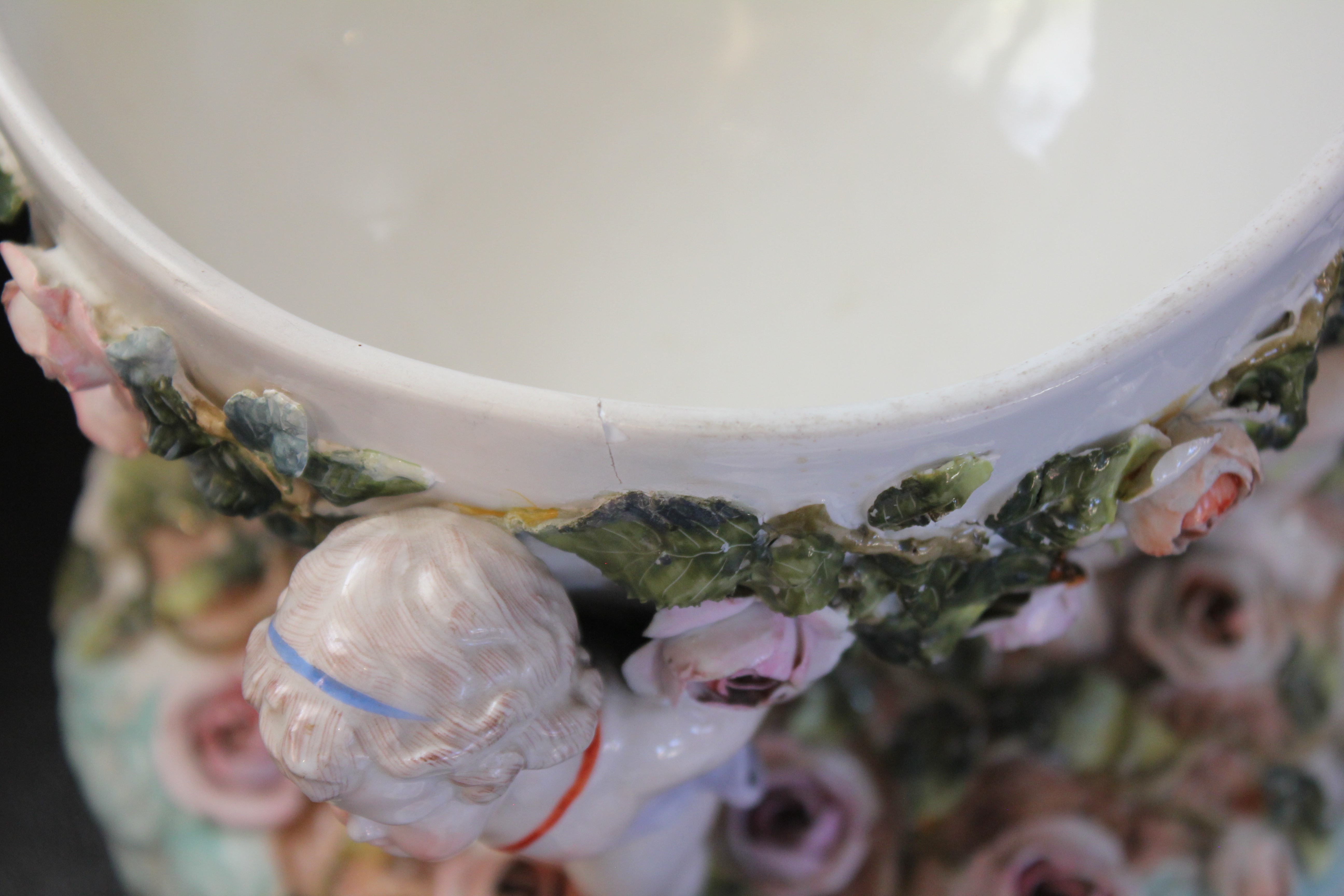 An German florally encrusted porcelain oil lamp, 19th century, modelled with four putti supporting - Image 8 of 8