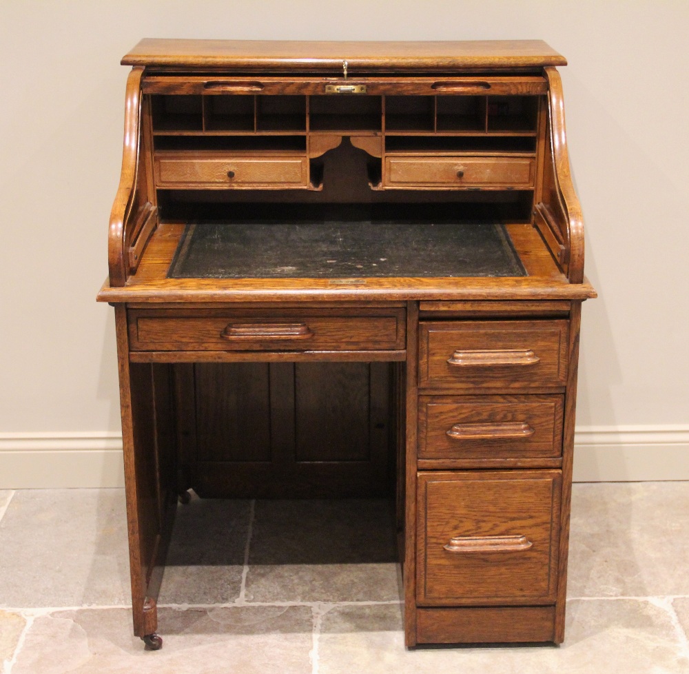 An early 20th century single pedestal oak roll top desk, the tambour sliding front above a single - Bild 2 aus 2