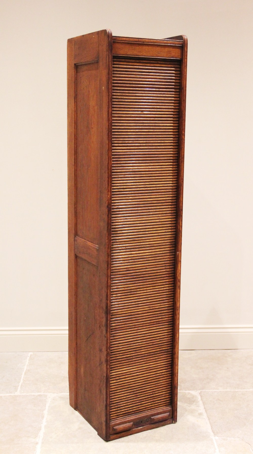 An early 20th century oak tambour front cabinet, of tall rectangular form with panelled sides, the - Bild 2 aus 8