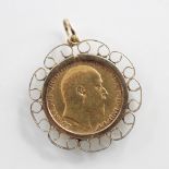 An Edwardian gold half sovereign, dated 1907, within attached 9ct gold soldered mount, gross