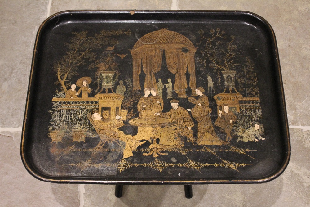 An early 20th century chinoiserie tray top occasional table, the papier mache tray top applied - Bild 2 aus 2