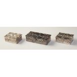 A pair of silver pill boxes, Francis Howard Ltd, Sheffield 1970, both of rectangular form, each 43mm