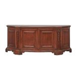 CREDENZA centinata in legno di noce a tre ante. Italia XX secolo - cm 220 x 56 Alt. cm 90