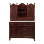 CREDENZA con alzata e piano in mogano e piuma di mogano a due cassetti e due ante sottostanti,