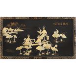 PANNELLO in legno laccato e decorato con tarsie in madreperla raffigurante "Paesaggio" Cina XX