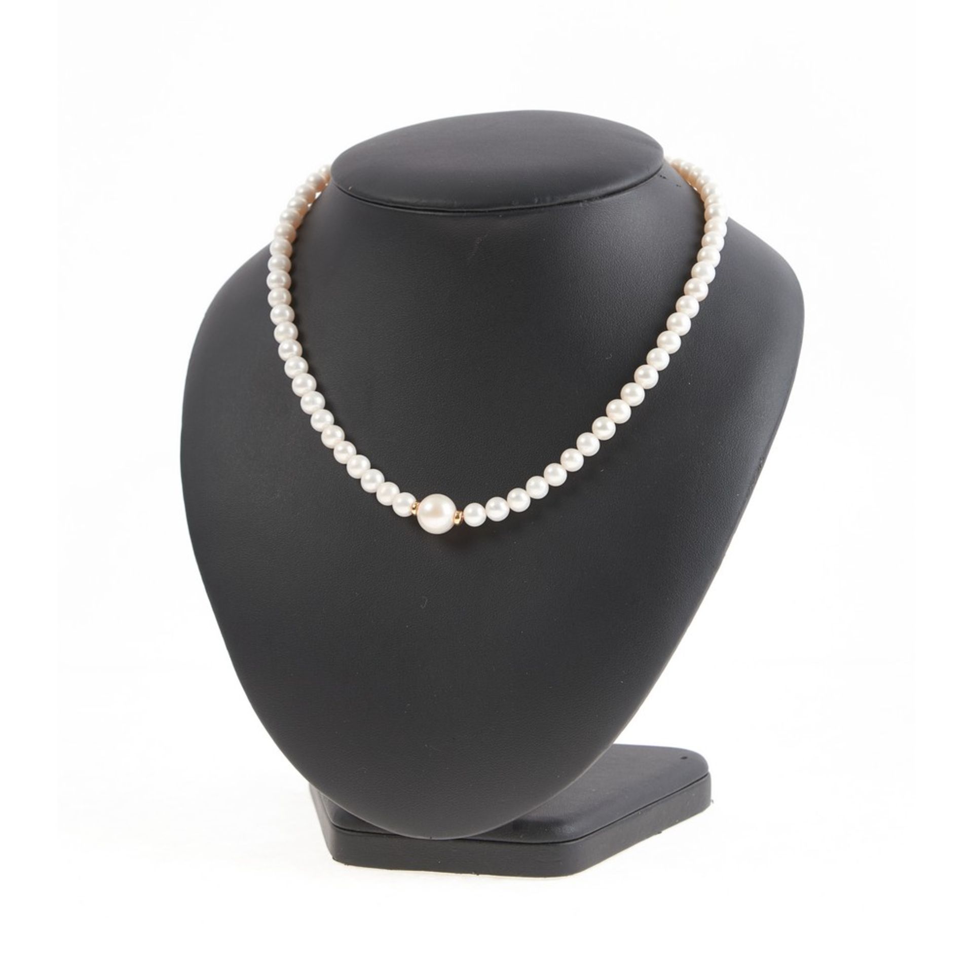 COLLANA di perle coltivate con susta in oro 9 KT., argento, smeraldi e scaglie di diamanti (g. 33,