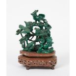 GRUPPO in malachite "Volatili", base in legno (rotture). Cina XX secolo - Alt. cm 17 (con base)