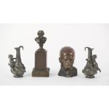 DUE SCULTURE E DUE VASETTI Due sculture in bronzo raffiguranti "Mezzobusto maschile" e "
