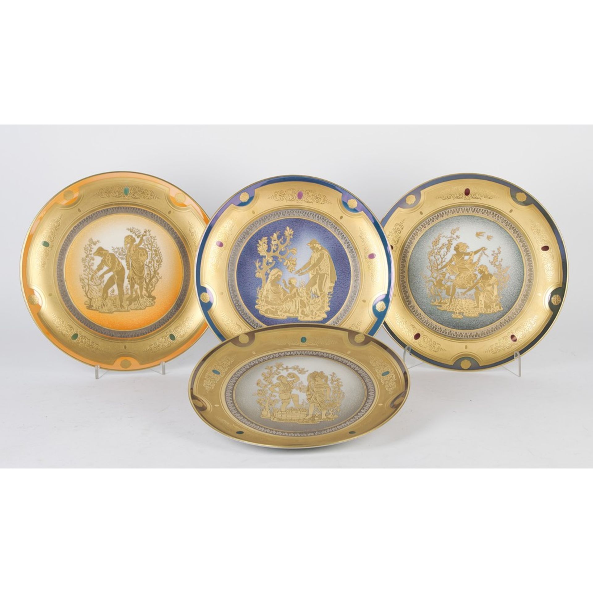 MORBELLI ARTE Quattro piatti in porcellana decorata in oro 24 KT raffiguranti " Le quattro