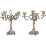 COPPIA CANDELABRI a quattro fiamme in argento sbalzato (g. 2783). Italia XX secolo - Alt. cm 32