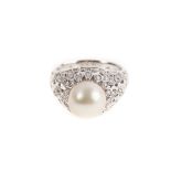 ANELLO in oro bianco 18 KT con perla centrale ct. 11,50 e diamanti taglio brillante ct. 0,60, F