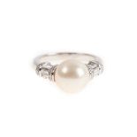 ANELLO in oro bianco 18 KT con perla australiana ct. 6,80 e diamanti taglio brillante ct. 0,42, F