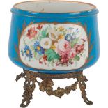 CACHEPOT in porcellana bianca di Sevres decorata nel fronte "Putti" e nel retro "Fiori",