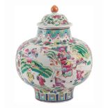POTICHE in porcellana decorata. Cina XIX secolo - Alt. cm 30