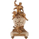 OROLOGIO in marmo con figura femminile con drappo e putto in bronzo nella parte superiore, numeri