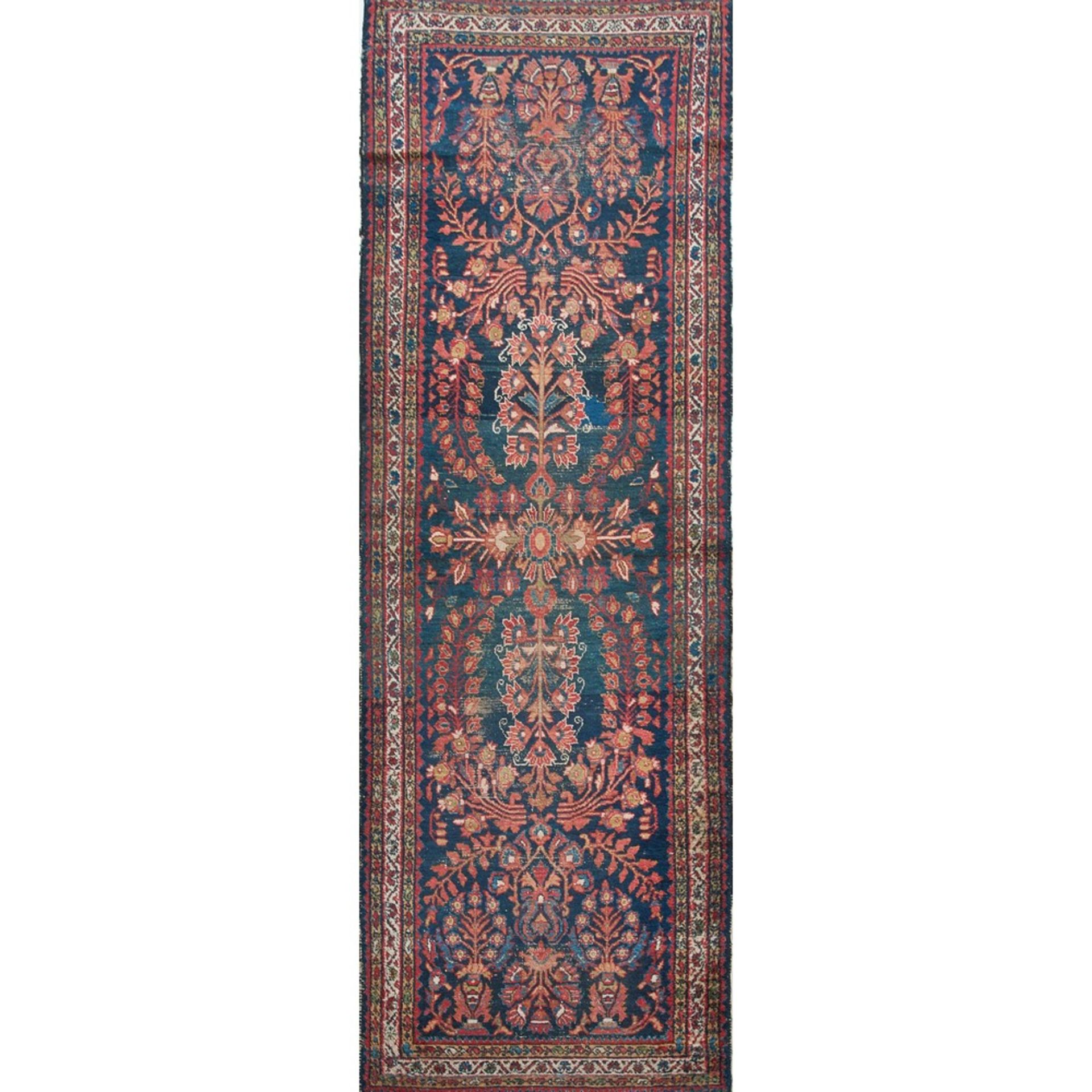 TAPPETO LILIAN trama ed ordito in cotone, vello in lana (usure). Persia XX secolo - cm 303 x 108