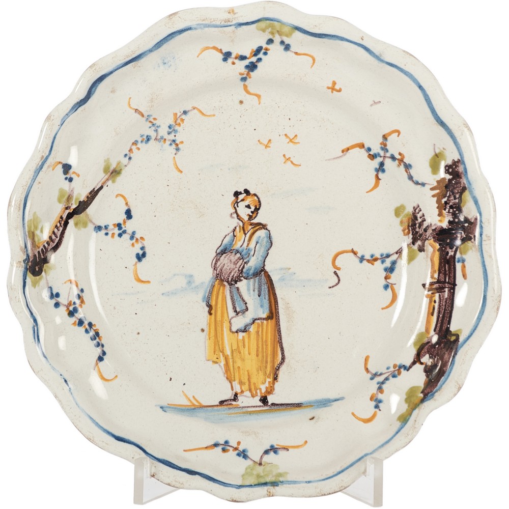 PIATTO in maiolica smaltata e dipinta