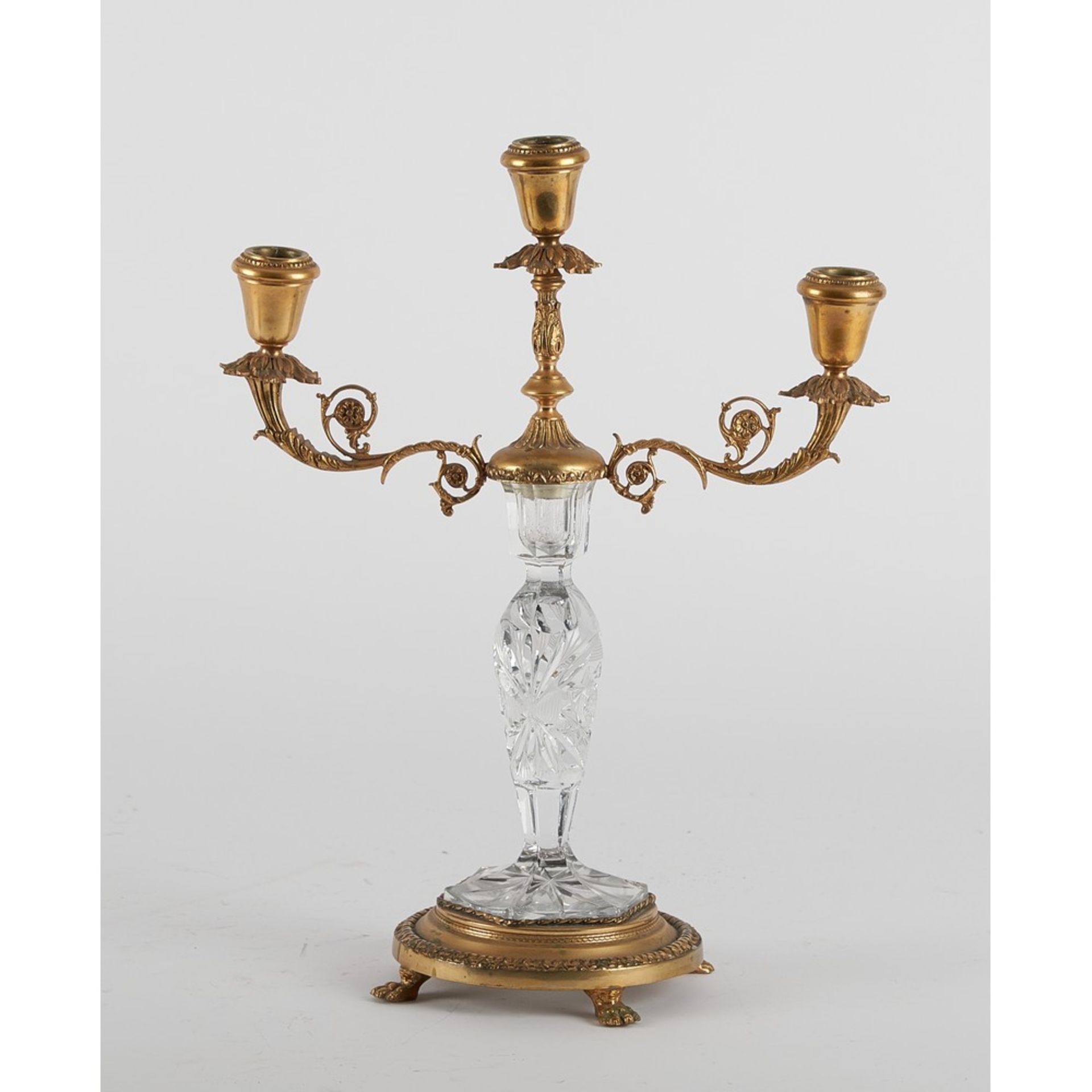 CANDELABRO a tre fiamme in bronzo dorato e cristallo.